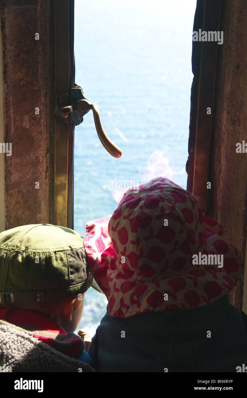 Kinder Blick aus dem Fenster auf St. Michael's Mount in Cornwall. Stockfoto