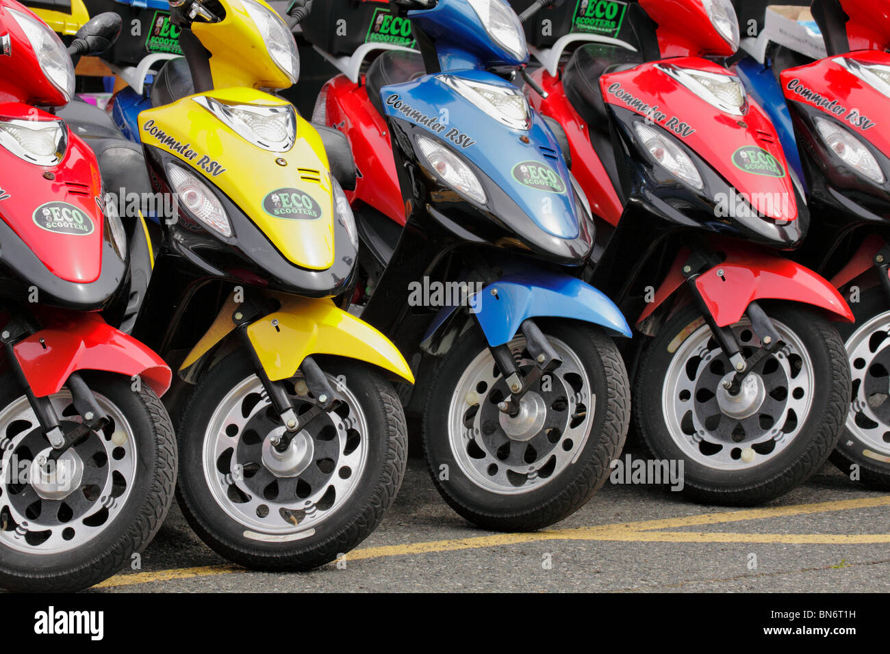 Vermietung Scooter aufgereiht bereit für die Nutzung-Victoria, British Columbia, Kanada. Stockfoto