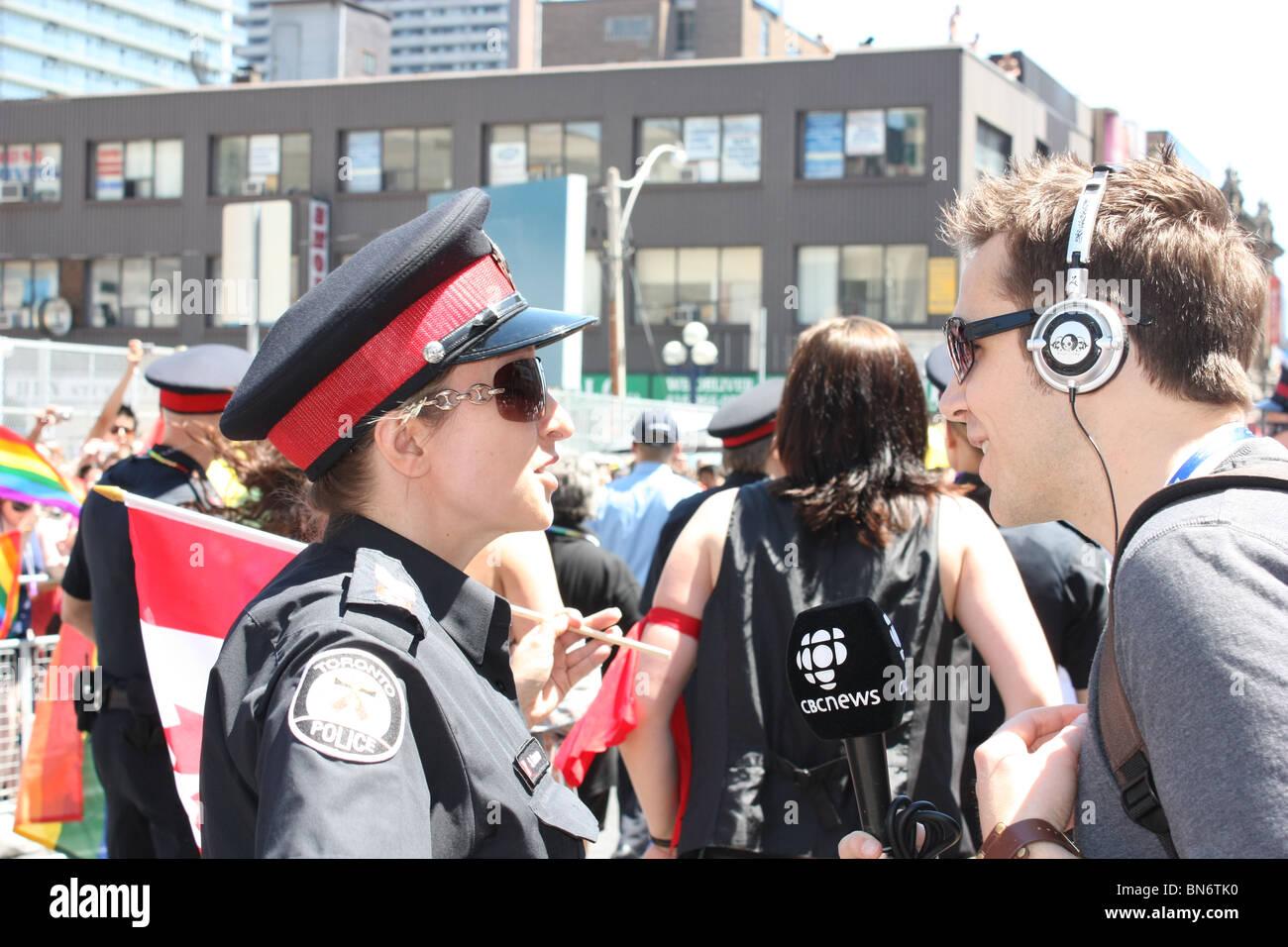 Toronto Police Officer im Gespräch mit einem jungen Mann Stockfoto