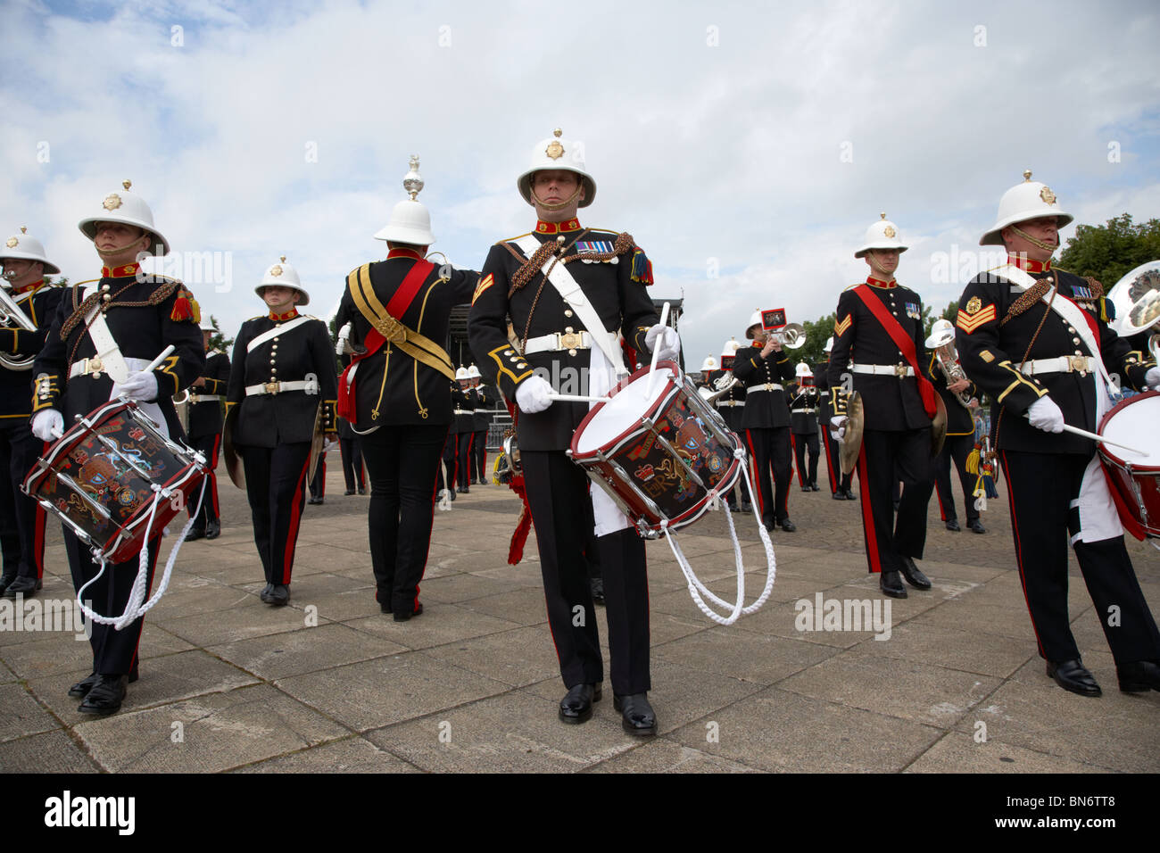Hornist und Schlagzeuger der Band von HM Royal Marines Schottland am Armed Forces Day 2010 in Bangor County Down Northern Ireland Stockfoto