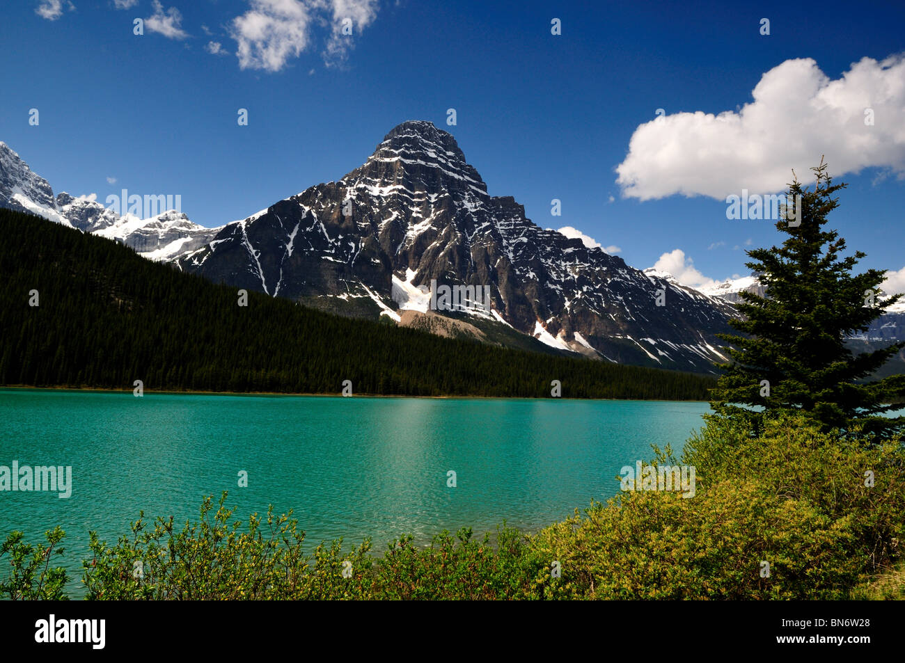 Berge und See in den kanadischen Rocky Mountains. Banff Nationalpark, Alberta, Kanada. Stockfoto
