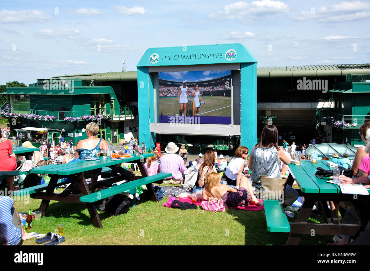 Großleinwand auf Aorangi Terrasse (Henman Hill), die Meisterschaften, Wimbledon, Greater London, England, Vereinigtes Königreich Stockfoto