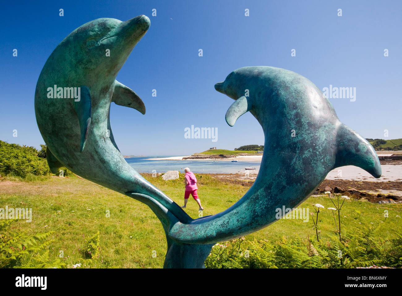 Die Delphin-Skulptur von David Wynne auf dem Gelände des Hotels Insel Tresco, Isles of Scilly, UK. Stockfoto