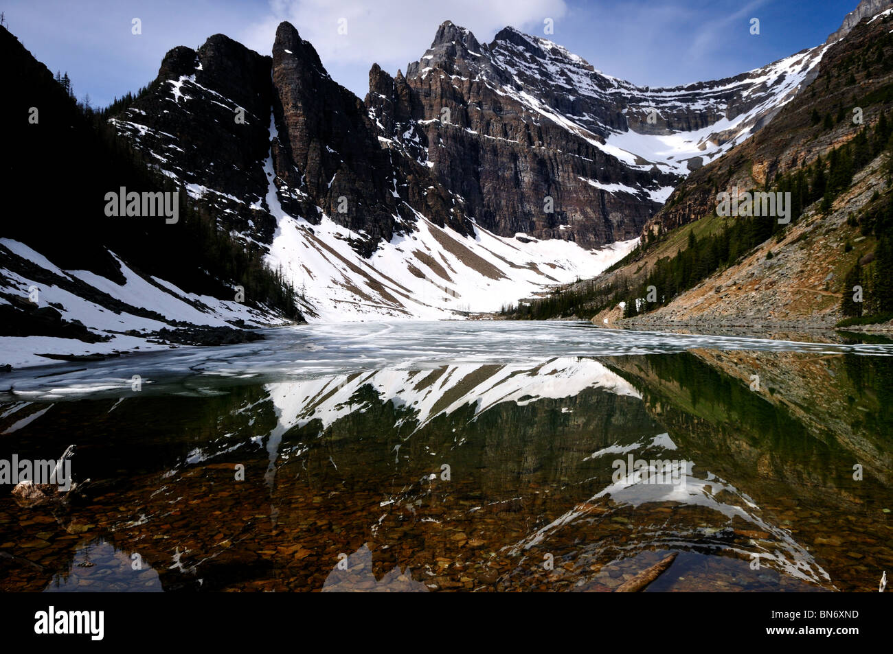 Lake Agnes und die umliegenden Berge. Banff Nationalpark, Alberta, Kanada. Stockfoto