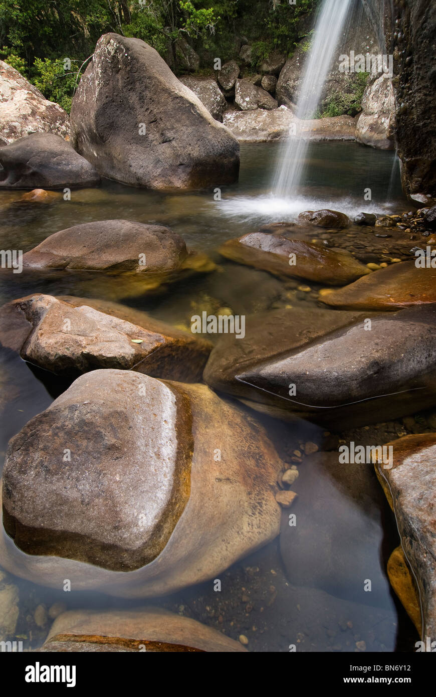 Felsen und Wasserfall im die Mahai River in der Nähe von Wasserfällen, Royal Natal Drakensberge uKhahlamba Nationalpark, Südafrika Stockfoto