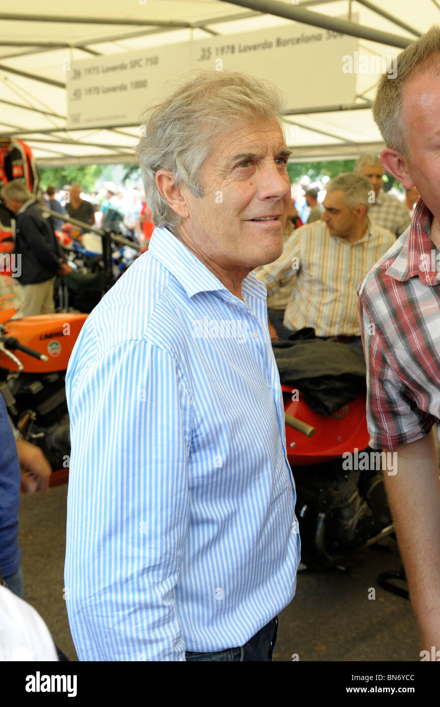 Motorrad RennfahrerLegende Agostini mit Fans auf der 2010