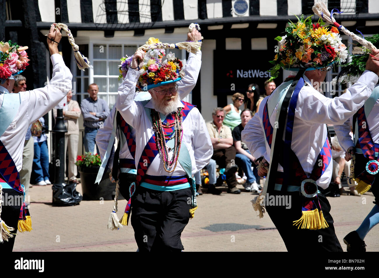 Cotswolds Morris tanzen Anzeige, Marktplatz, Evesham, Worcestershire, England, Vereinigtes Königreich Stockfoto