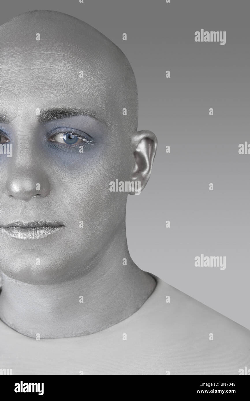 fremden Mann Porträt futuristische Silberhaut außerirdischen Raum Metapher Stockfoto