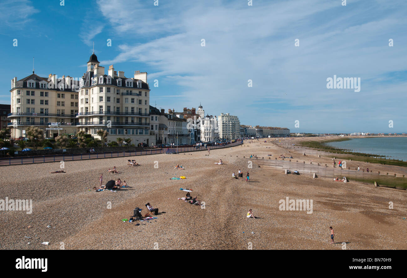 EASTBOURNE, ENGLAND, 27. JUNI 2010. Ein Blick auf den Strand in Eastbourne vom Pier nach Osten genommen. Stockfoto