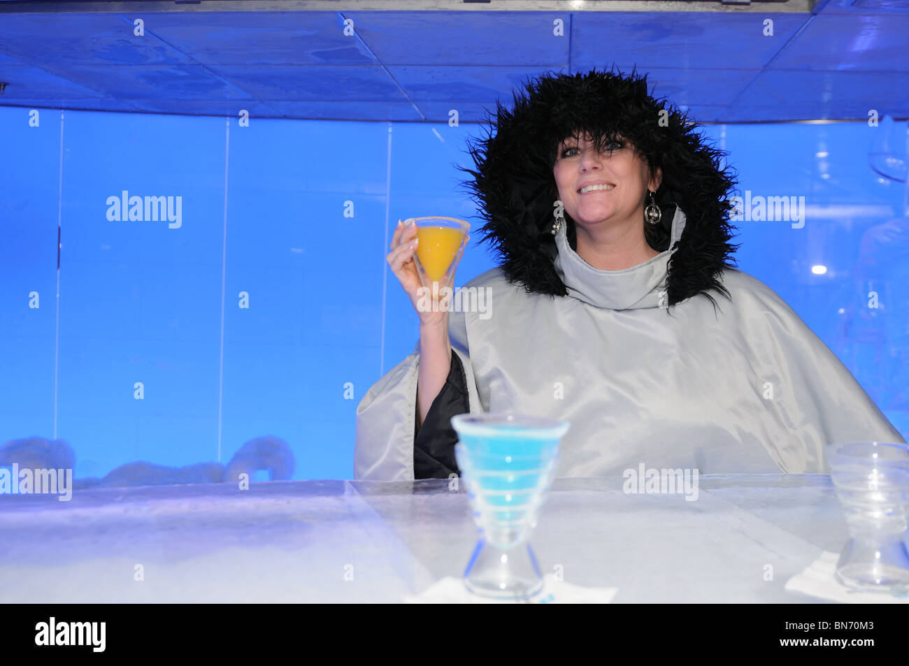 Ein Passagier auf der Norwegian Epic genießt die Eisbar mit Möbeln und Skulpturen aus Eis geschnitzt. Das Schiff bietet Parkas. Stockfoto