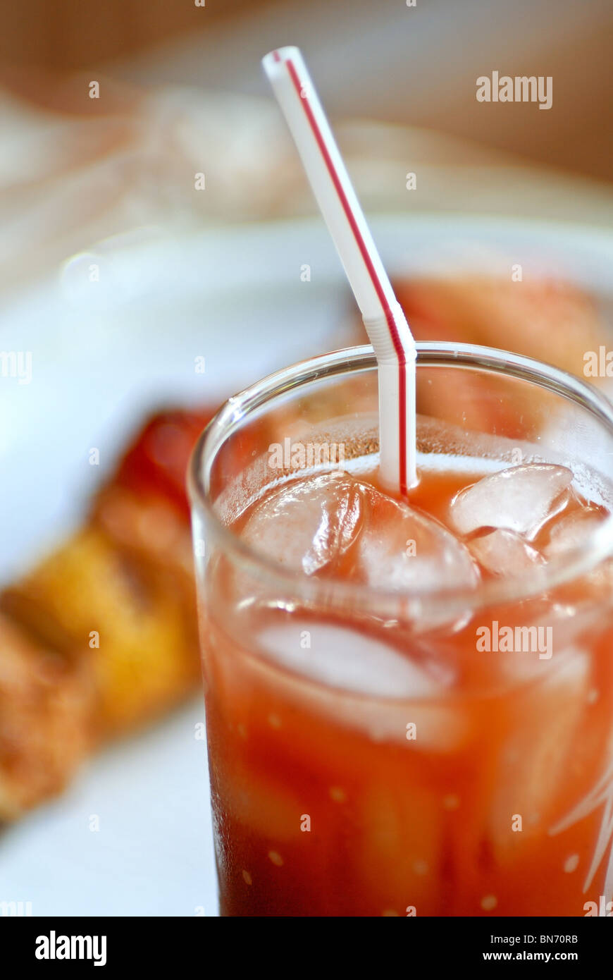 Eine Bloody Mary-Getränk mit einem Strohhalm drin steht im Vordergrund der ein shish-ka-Bob auf einer Platte. Stockfoto