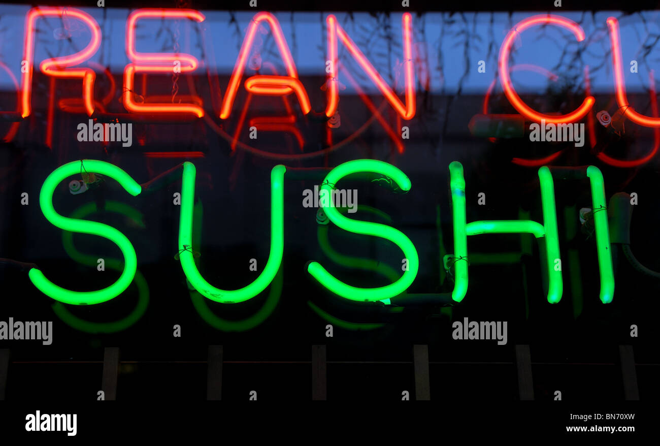Eine Leuchtreklame Sushi in einem koreanischen Küche Restaurant in einem Fenster. Stockfoto