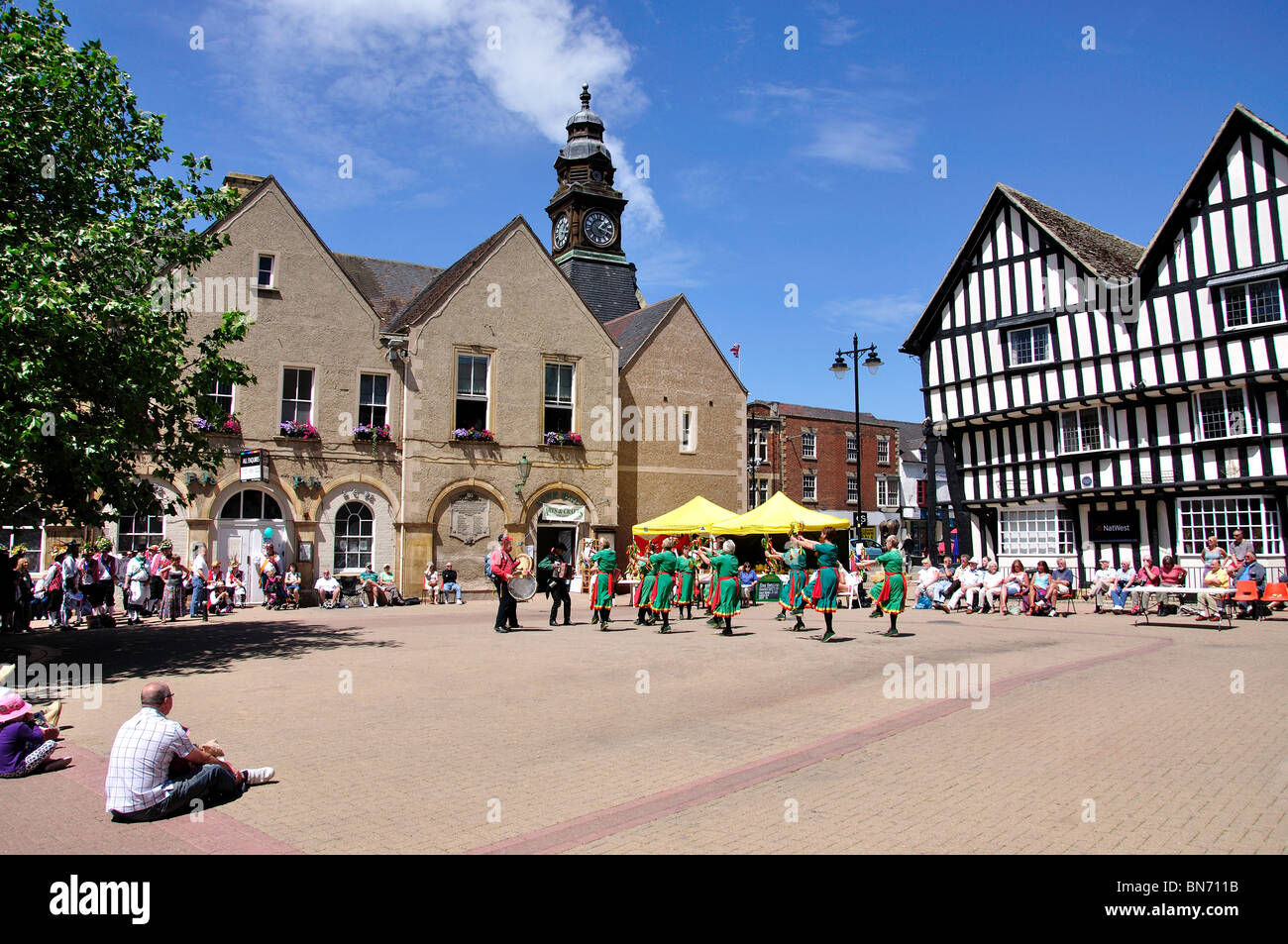 Morris Dancing Anzeige, Marktplatz, Evesham, Worcestershire, England, Vereinigtes Königreich Stockfoto