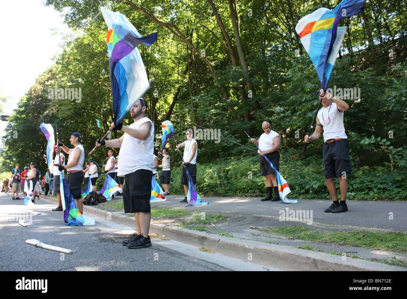 Performer waving Flag Probe Bürgersteig im freien Stockfoto