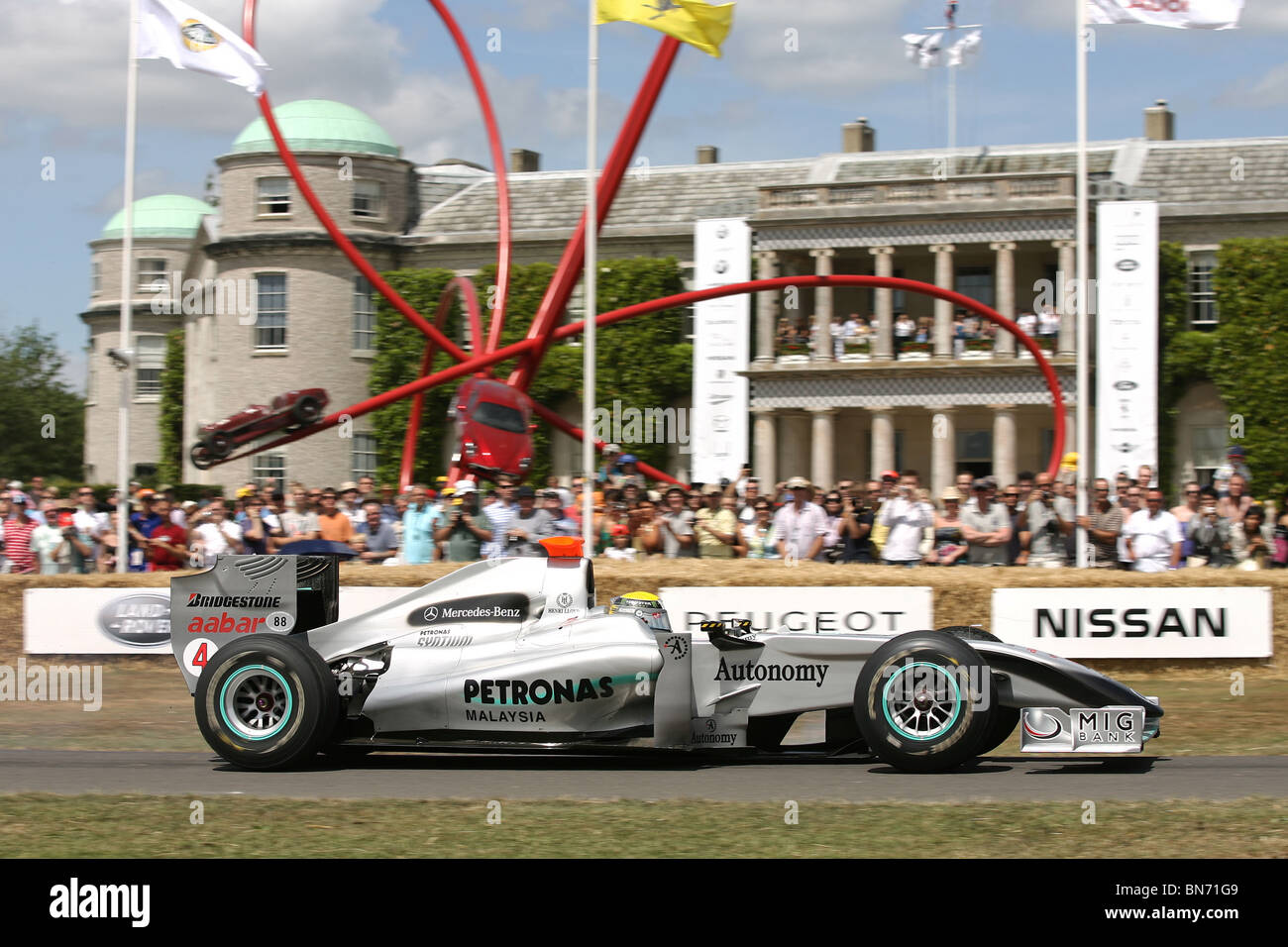 Nico Rosberg fährt mit seinem Mercedes GP F1-Auto auf dem Goodwood Festival of Speed 2010. Stockfoto