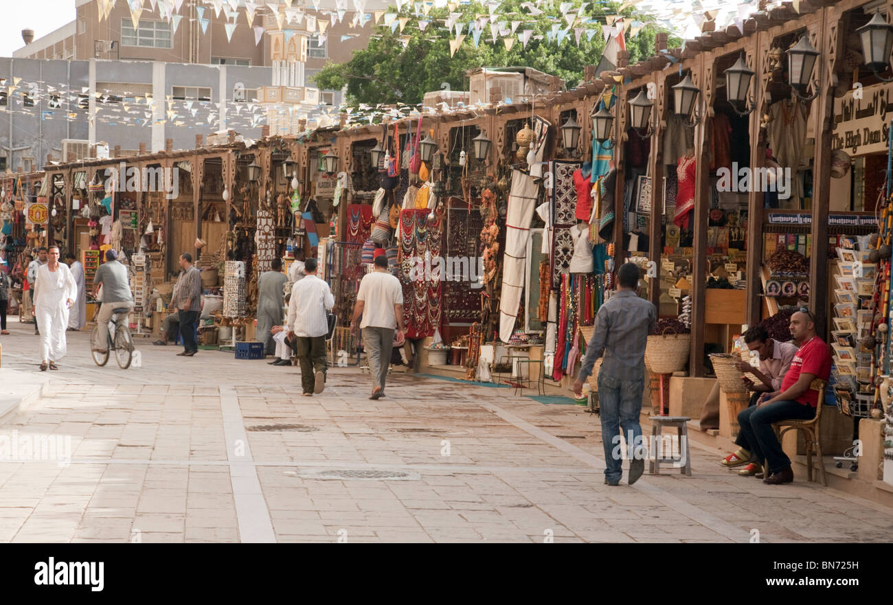 Ägyptenmarkt; Szene vom Assuan-Markt, mit Geschäften und Verkaufsständen für Menschen; Assuan, Oberägypten, Afrika Stockfoto