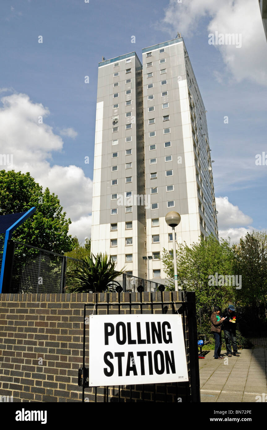 Wahllokal mit Hochhaus hinter und grün und Labour Party Stimmenzähler, Highbury West Ward, Islington London England UK Stockfoto