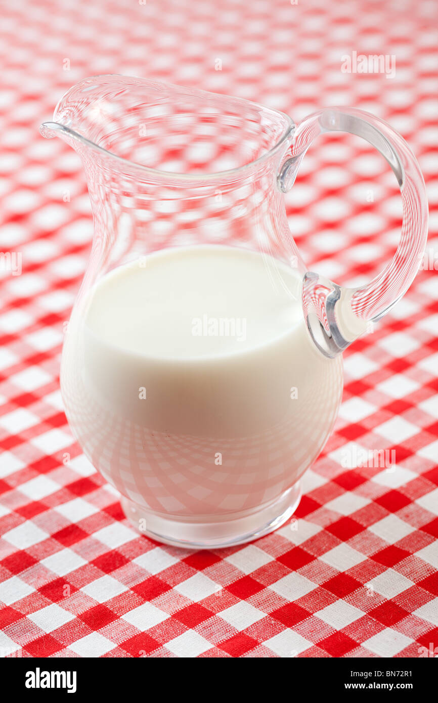 Milch im Krug Stockfoto