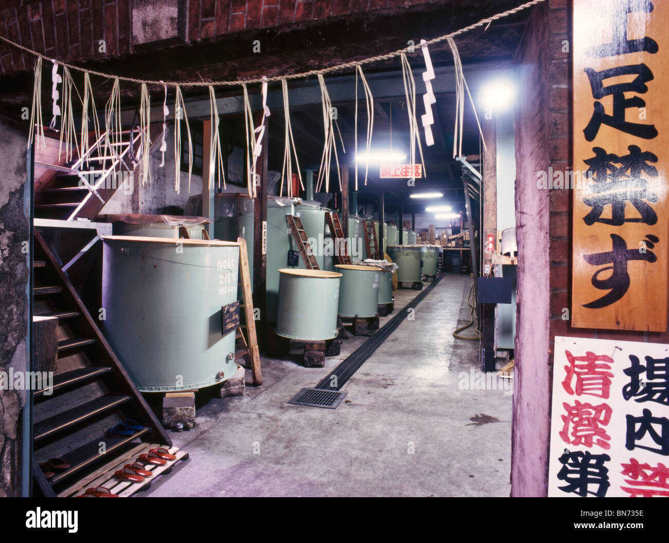 Lagerung-Bottiche fertigen zuliebe an Takahashi Sake-Brauerei. Nagaoka, Japan Stockfoto