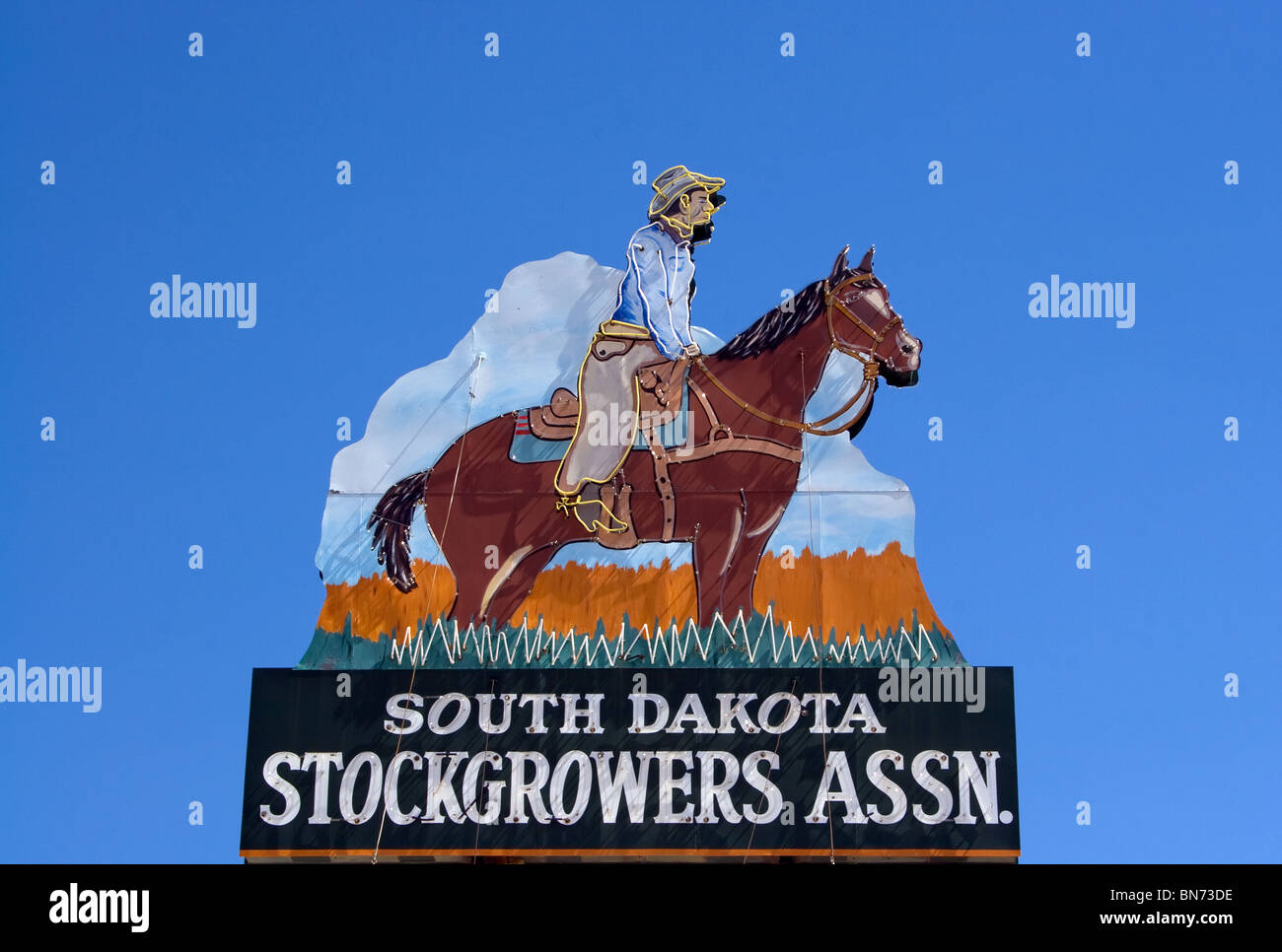 Das Stockgrowers Association-Zeichen in Rapid City, South Dakota, ist ein historisches Landzeichen, das das Erbe der Viehzucht in der Region feiert. Stockfoto