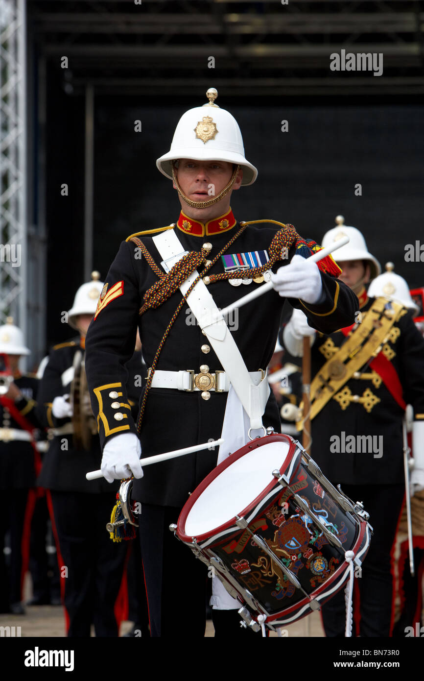 Hornist und Schlagzeuger der Band von HM Royal Marines Schottland am Armed Forces Day 2010 in Bangor County Down Northern Ireland Stockfoto