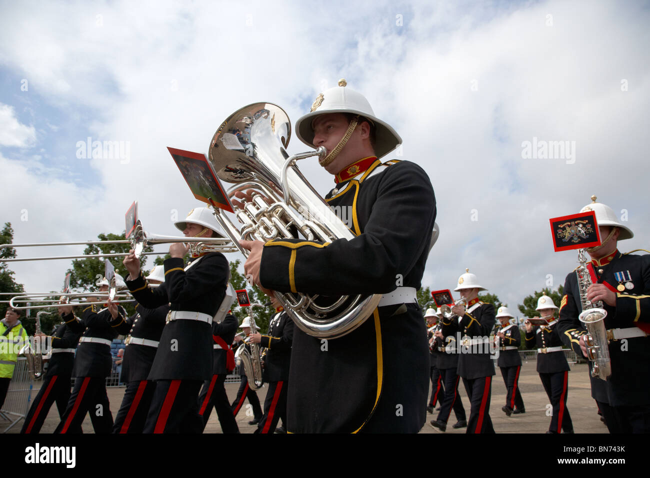 Tuba-Spieler in der Band von HM Royal Marines Schottland im Armed Forces Day 2010 in Bangor County Down Northern Ireland Stockfoto