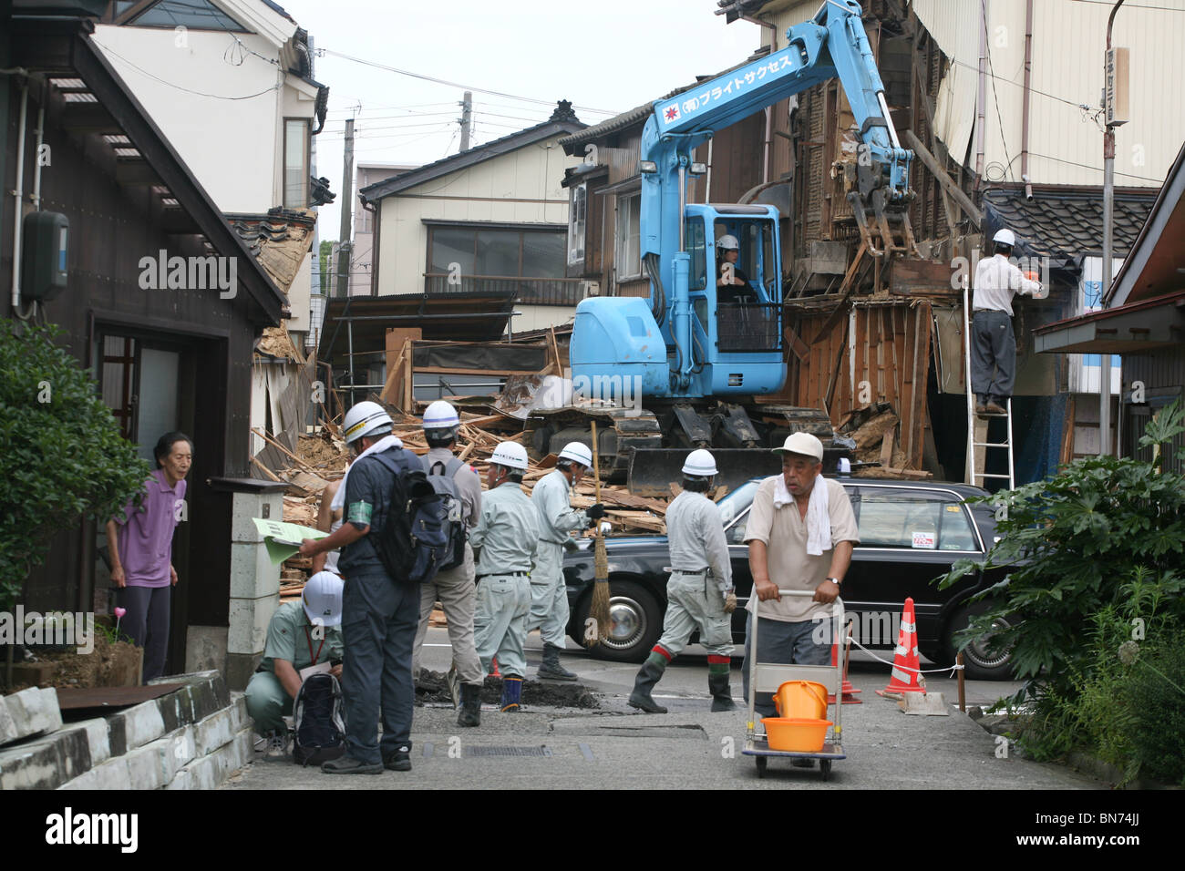 Die Aufklärung von Erdbebenschäden an Häusern und Gebäuden in der Stadt Kashiwazaki, Japan, Donnerstag, 19. Juli 2007. Stockfoto