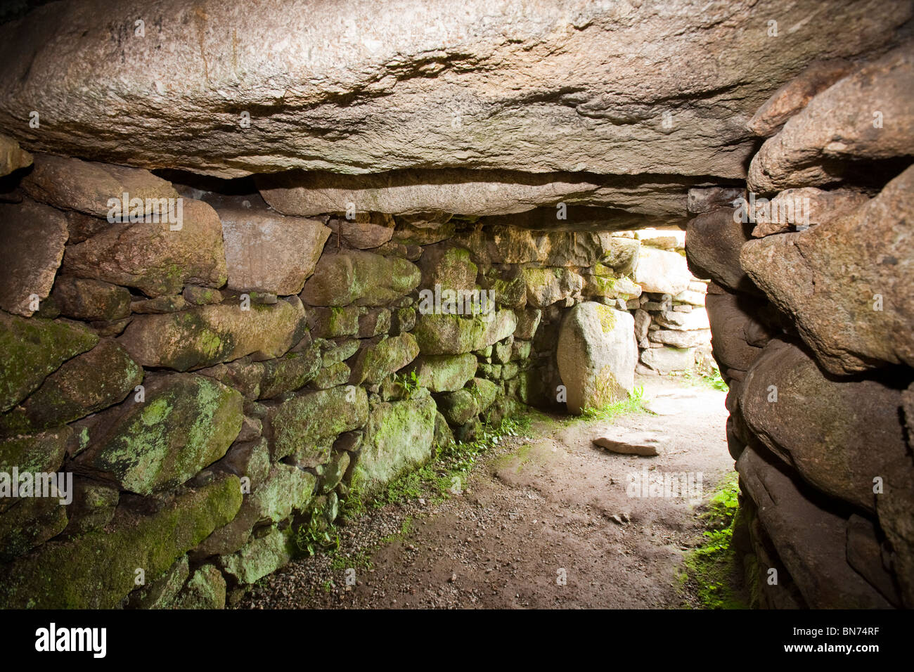Die Foguo, einem alten unterirdischen Tunnel in vielen Eisenzeit Siedlungen wie hier bei Carn Euny gefunden Stockfoto