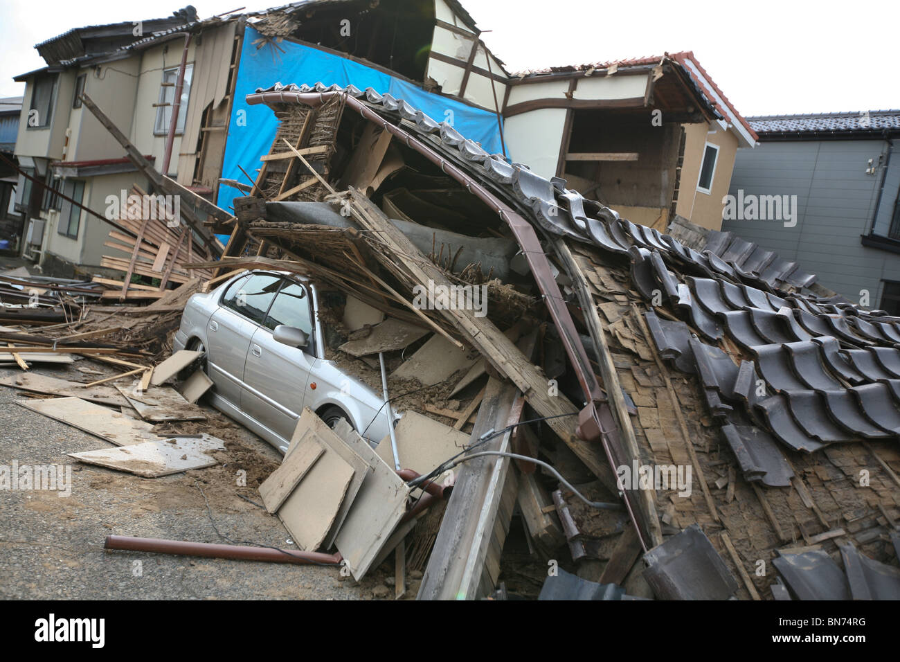 Die Aufklärung von Erdbebenschäden an Häusern und Gebäuden in der Stadt Kashiwazaki, Japan, Donnerstag, 19. Juli 2007. Stockfoto