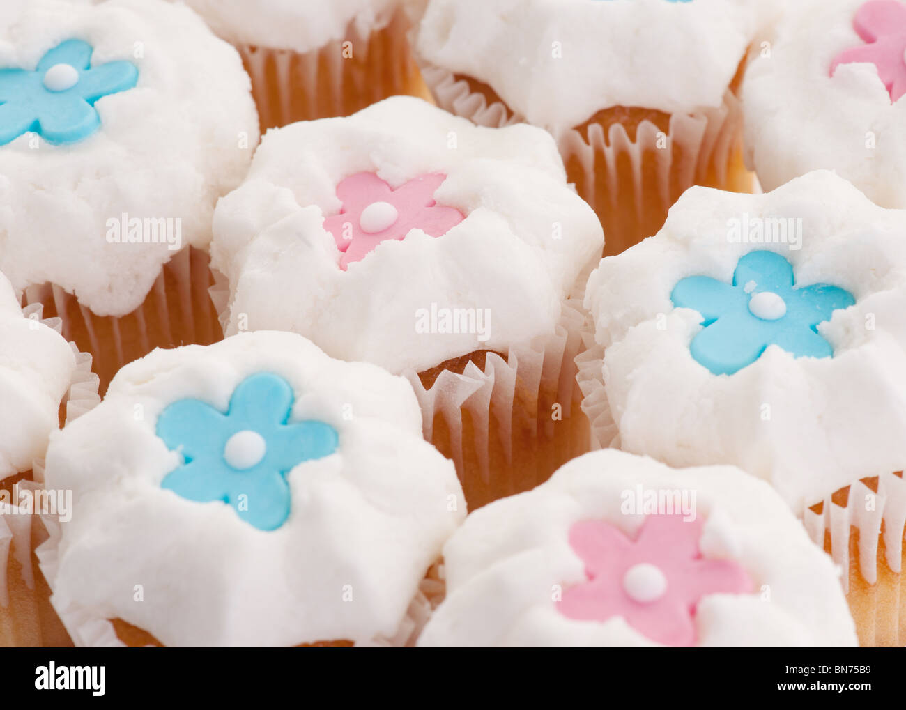 kleine Muffins Kuchen mit Sternen oder Blumen Stockfoto