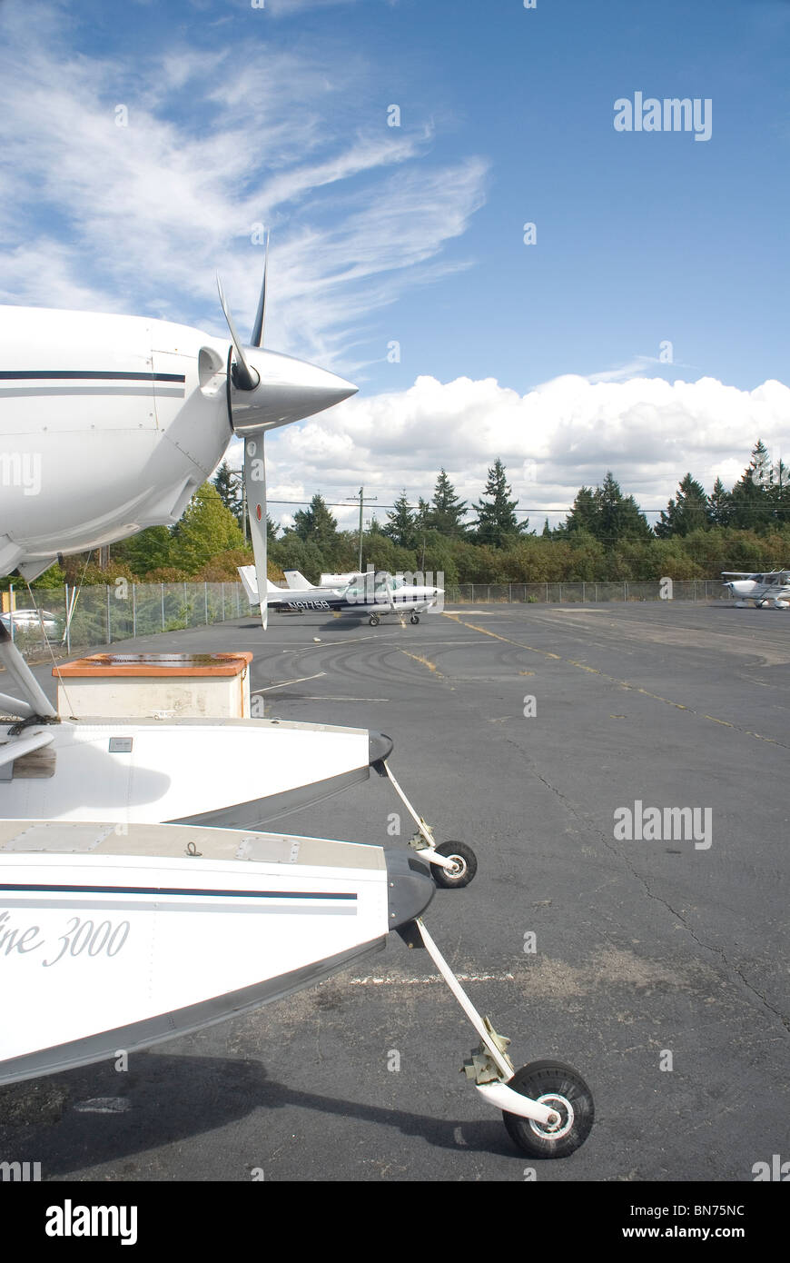 Details der Flugzeuge am Flughafen in Gig Harbor, Washington State, USA.  Propeller und Vorderseite des Ponton von Wasserflugzeug zeigt. Stockfoto