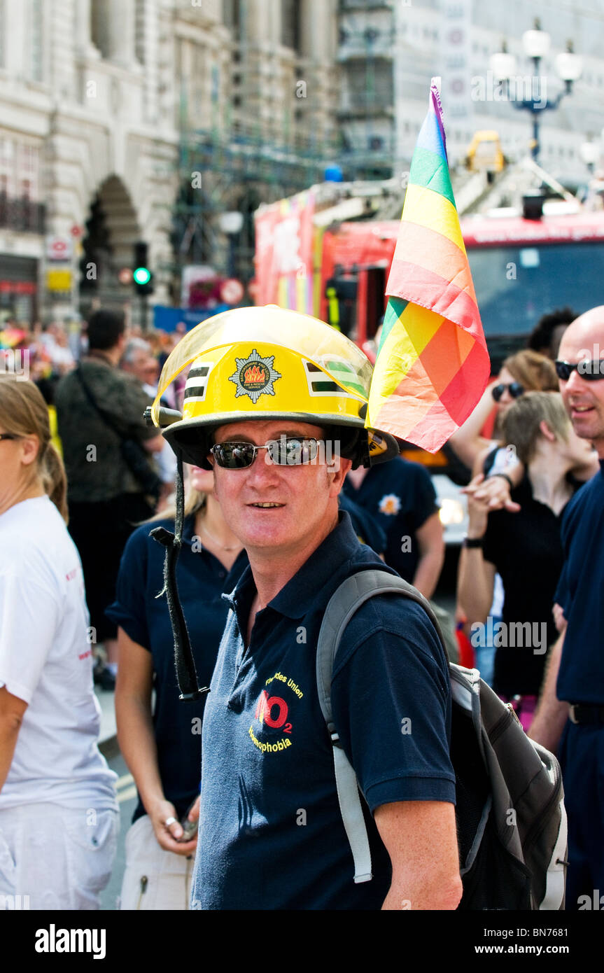 Ein Mitglied der Londoner Feuerwehr bei Pride London feiern.  Foto von Gordon Scammell Stockfoto