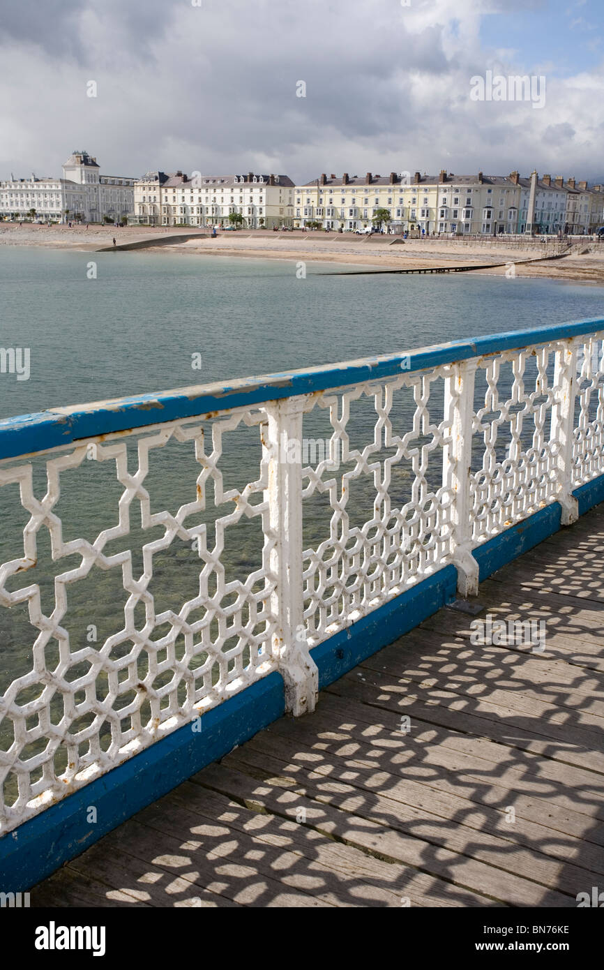 dekorative viktorianischen Schmiedearbeiten Llandudno pier Stockfoto