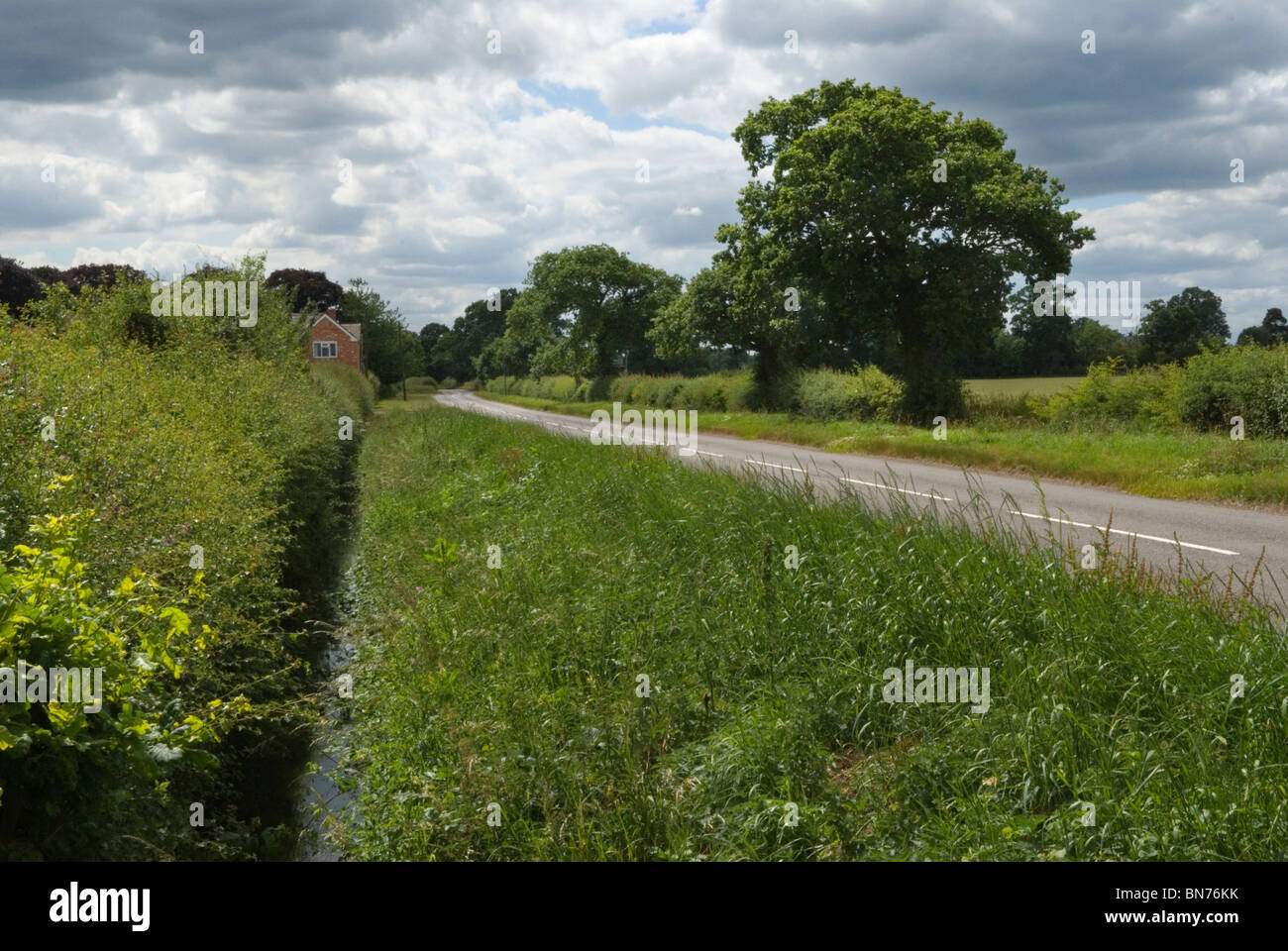 Krieg der Rosen. Der englische Bürgerkrieg, die Schlacht von Bosworth Field. DER NEUE ORT ist der Ort, an dem Krieg der Rosen stattfand. Alte Römerstraße, bekannt als Fenn Lanes. Fenn Lane Farm in der Ferne. (Nur rotes Backsteingebäude) 2010, 2010er Jahre UK HOMER SYKES Stockfoto