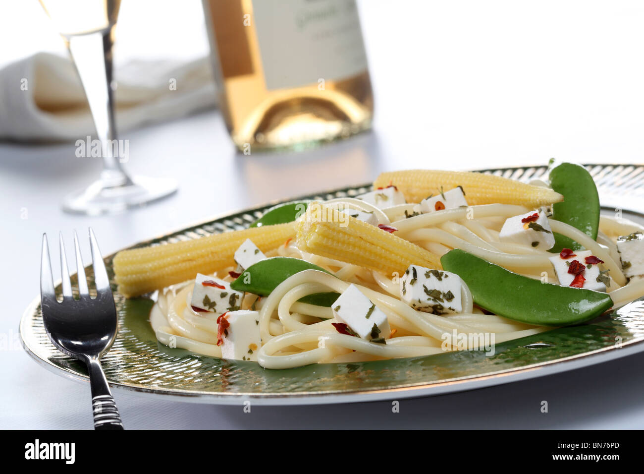 Makkaroni la Pasta bunt bunt gefärbt Farbe multicolor Farbe Farben Rohkost Panne Vollkorn gemischte Gemüsemix shap Stockfoto