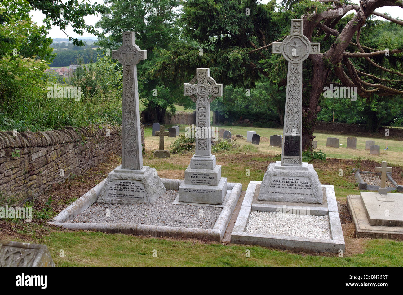 Gräber von Charles Stewart Rolls und seine Eltern, St. Cadoc Kirchhof, Llangattock Vibon Avel, Monmouthshire, Wales, UK Stockfoto