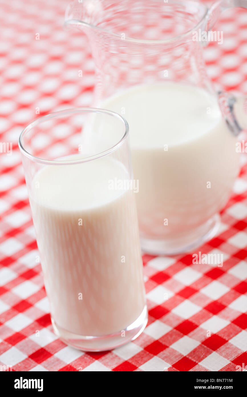 Milch im Glas Stockfoto