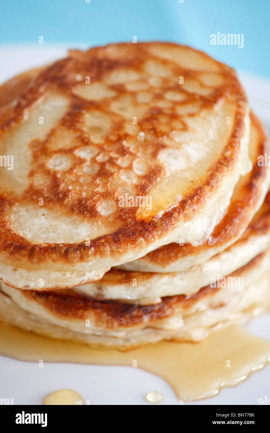 Pfannkuchen mit Honig Stockfoto