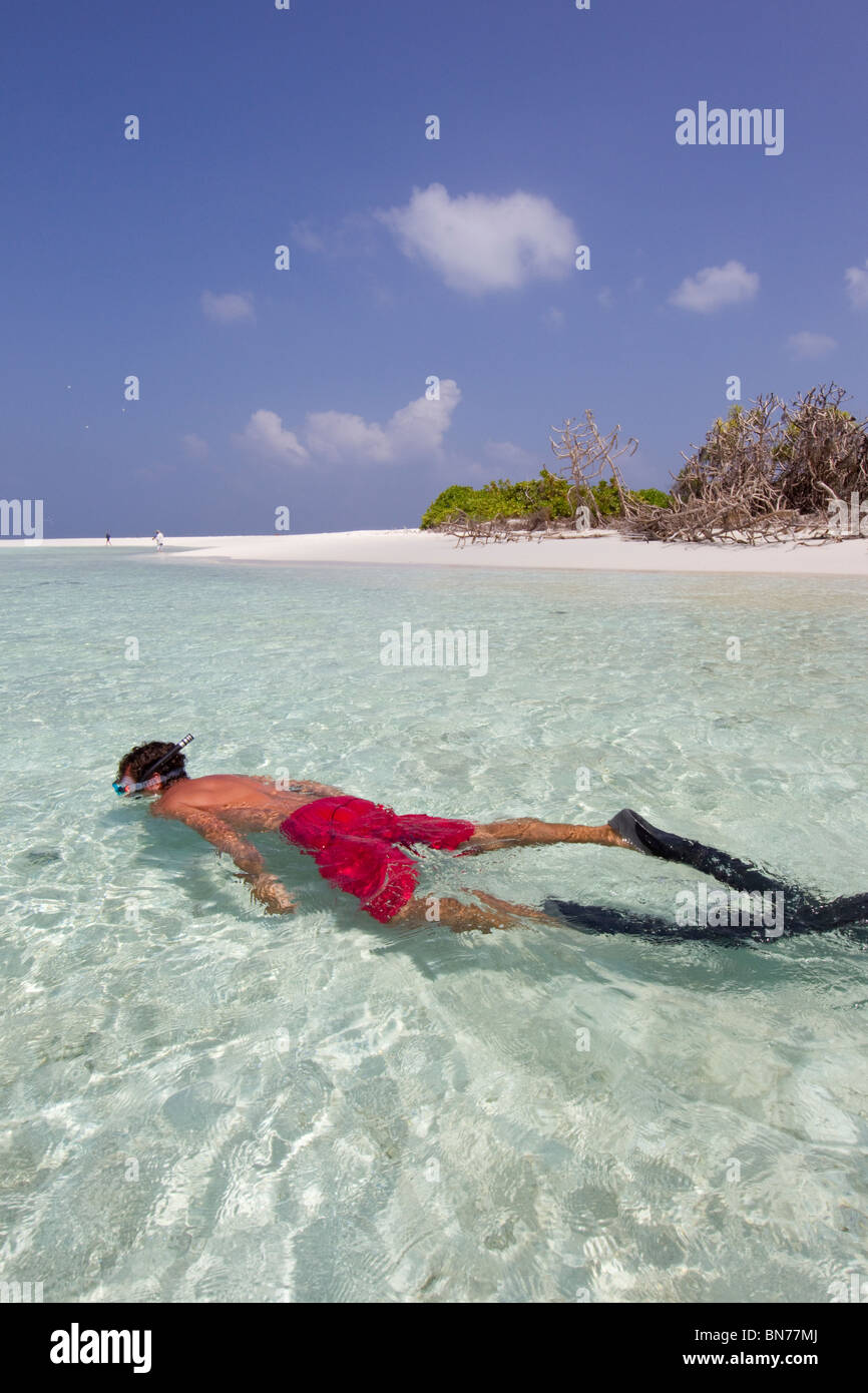 Schnorchler genießen einen abgelegenen Atoll in der Kette der Malediven, Indischer Ozean Stockfoto