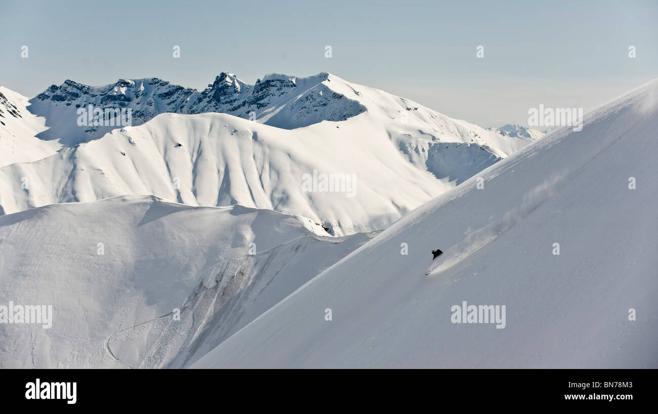 Backcountry Skifahrer nimmt eine Pulver-Wendung in Hatcher Pass, Alaska Stockfoto
