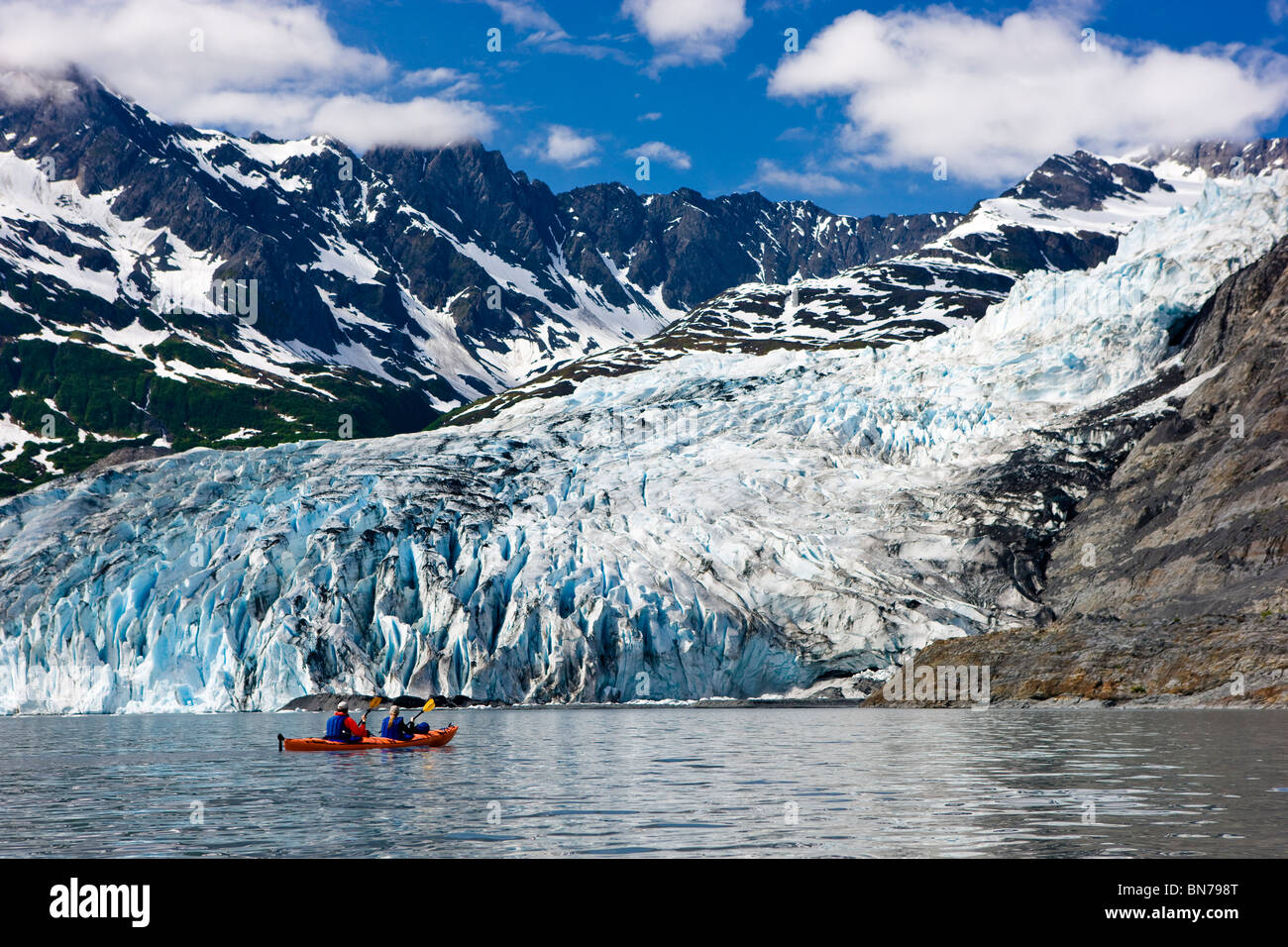 Paar Kajak in Shoup Bucht mit Shoup Gletscher im Hintergrund, Prince William Sound, Alaska Stockfoto