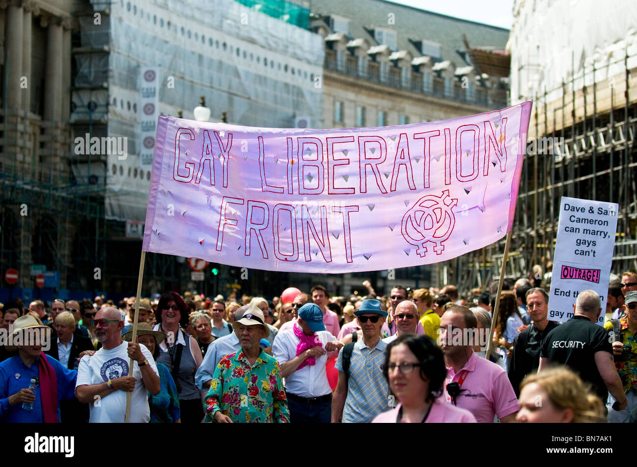 Ein Gay Liberation-Banner bei den London Pride Feierlichkeiten in London. Stockfoto