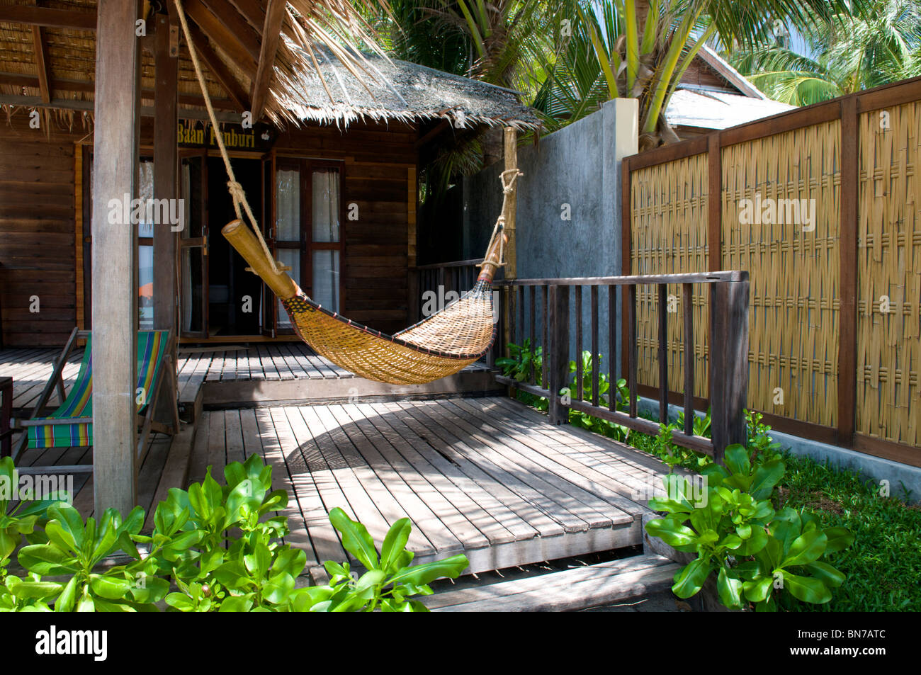 Bambus Hngematte auf einem Strand-Bungalow-deck Stockfotografie - Alamy