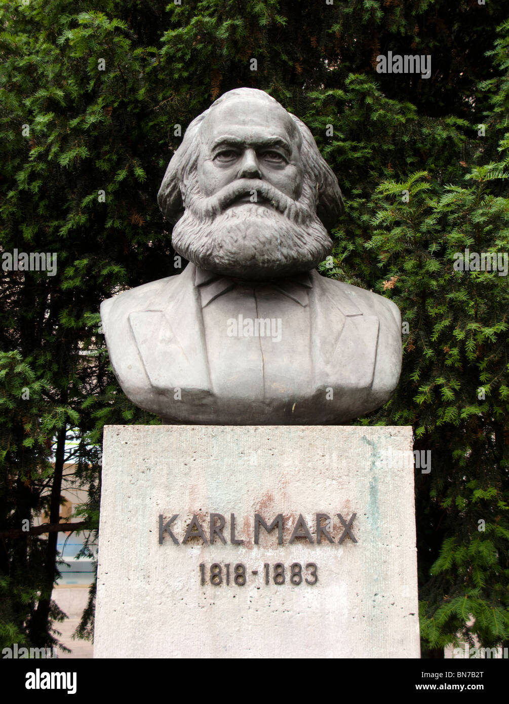 Büste von Karl Marx am Strausbergerplatz an der Karl-Marx-Allee im ehemaligen Ost-Berlin Deutschland Stockfoto