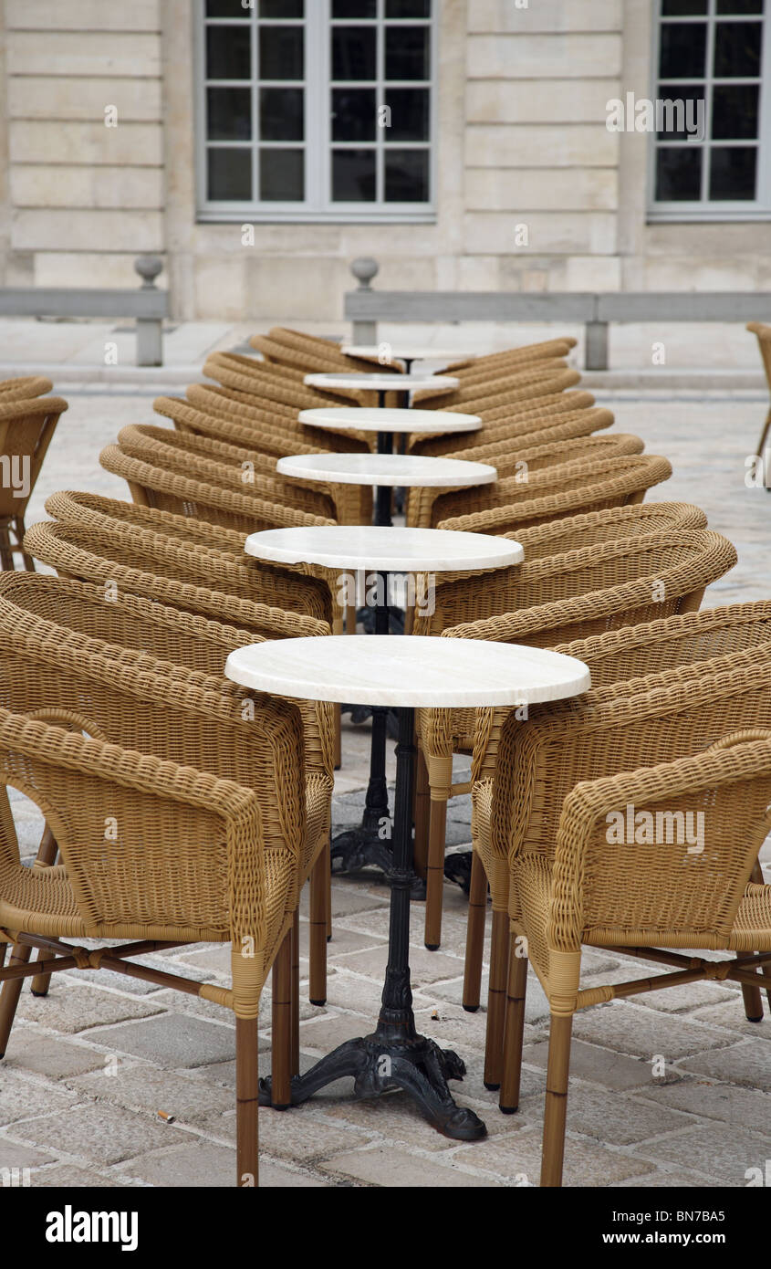 Leere Stühle in einem Straßencafé, Nancy, Frankreich Stockfoto