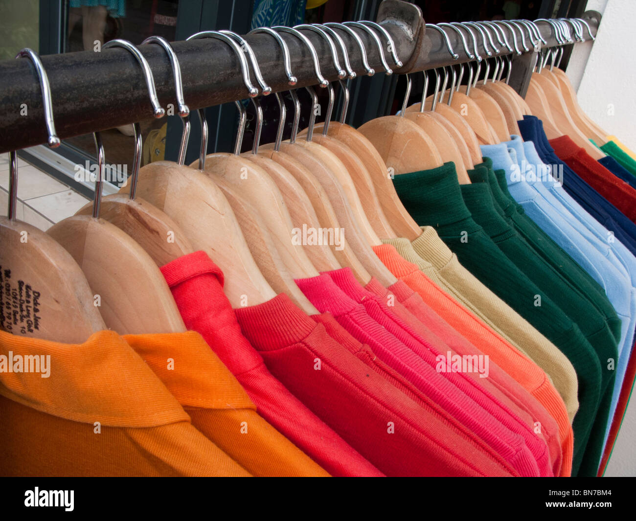 Racks mit bunten Hemden hängen vor Fashion Boutique im böhmischen Friedrichshain in Berlin Deutschland Stockfoto