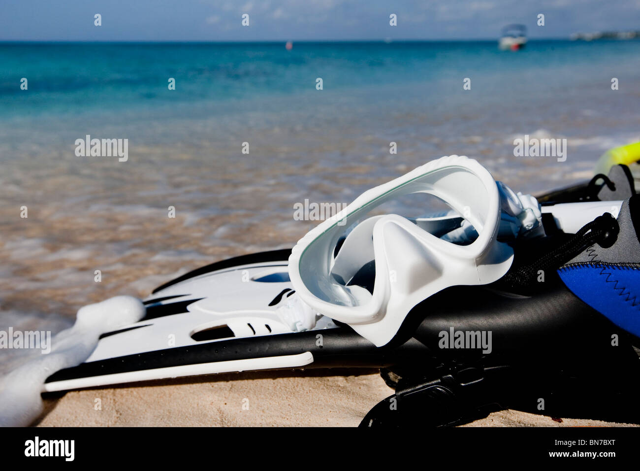Schnorchelausrüstung liegt am Strand in Grand Cayman Stockfoto