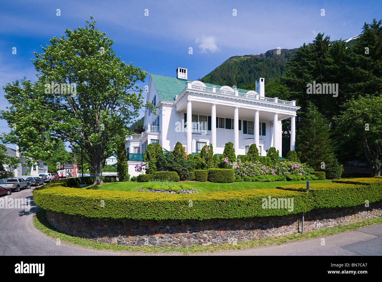 Ansicht von der Seite Hof von Alaskas Gouverneurs in Juneau, Alaska Southeast, Sommer. Stockfoto