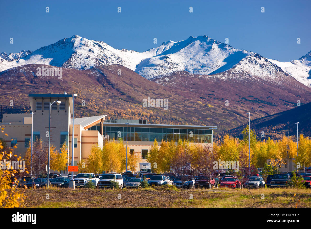 Herrliche Sicht auf die Alaska Native Medical Center im Herbst in Anchorage, Alaska Stockfoto