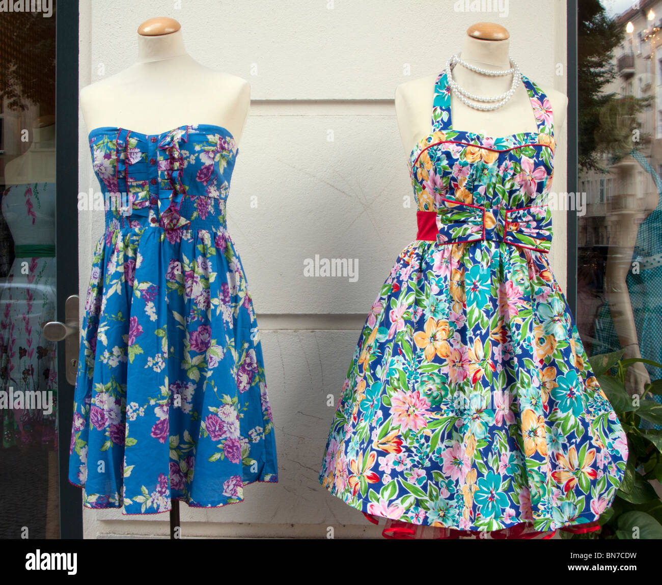 Zwei Sommerkleider auf dem Display außerhalb kleine unabhängige Fashion Boutique im böhmischen Friedrichshain in Berlin Deutschland Stockfoto